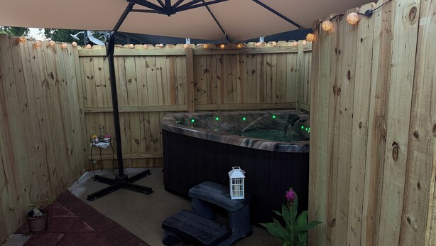 Outdoor spa tub - Cozy accommodation very close to everything (Clearwater)