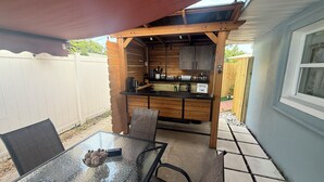 Outdoor dining - Cozy accommodation very close to everything (Clearwater)