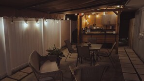 Outdoor dining - Cozy accommodations right near everything (Clearwater)