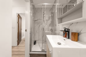 Shower, hair dryer, towels, soap - The Manchester Town Escape | Parking | Sleeps 4 (Manchester)