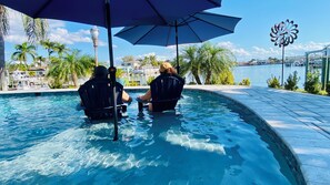 A heated pool - Waterfront Oasis: Saltwater Pool, Kayaks & Dock - 5 Mins to Madeira Beach! (Seminole)