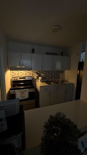 Microondas, horno, cafetera o tetera y utensilios de cocina