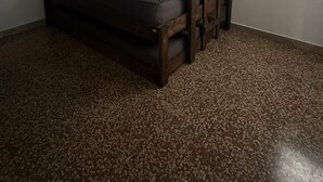 A bunk bed in a room with a carpeted floor and a window with blinds. - Private House with Pool • Ideal for Families and Couples - Fajardo (Fajardo)