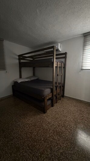 3 dormitorios, tabla de planchar con plancha, wifi gratis y ropa de cama