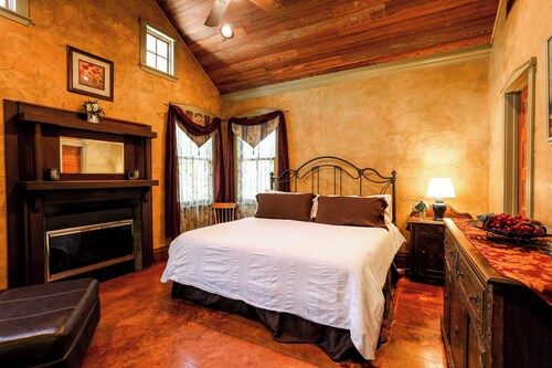 Francesca’s - Romantic Hill Country Getaway