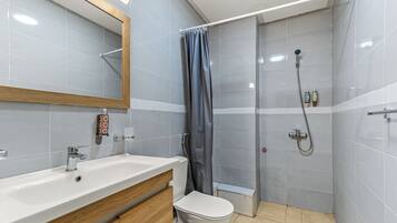 Towels, soap, shampoo, toilet paper