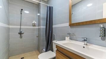 Douche, douche à « effet pluie », serviettes fournies, savon