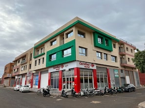 Vista frontal de la propiedad