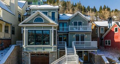 Old Town Bluebird Days + Hot Tub - Walk to ski