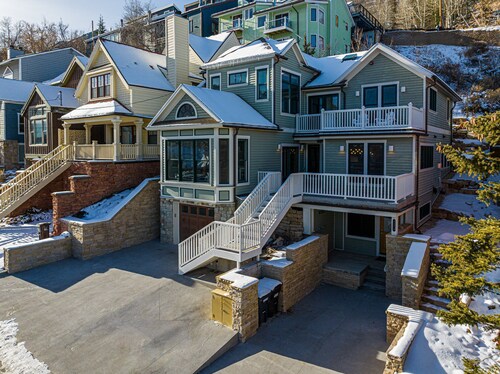 Old Town Bluebird Days + Hot Tub - Walk to ski