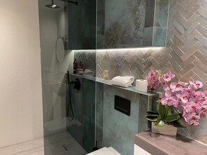 Shower, hair dryer, towels, soap - Ultimate Beachfront Luxury | The Shore Blue Bay | Steps to the Sand (Sint Michiel)