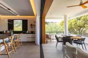 Outdoor dining - Ultimate Beachfront Luxury | The Shore Blue Bay | Steps to the Sand (Sint Michiel)