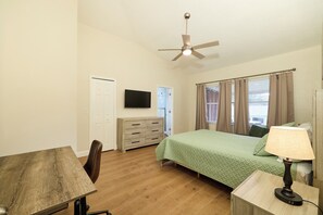 3 Schlafzimmer, Zimmersafe, Bügeleisen/Bügelbrett, WLAN
