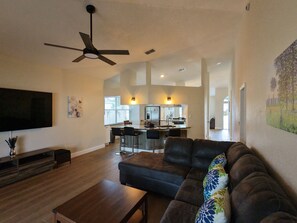 Smart TV - Cozy Quiet Spacious Private and Clean in Valrico near Brandon and Tampa (Valrico)