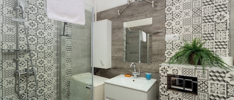 Douche, sĂšche-cheveux, serviettes fournies