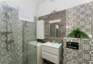 Douche, sèche-cheveux, serviettes fournies
