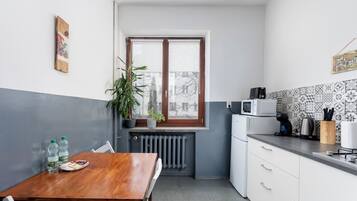 Kjøleskap, mikrobølgeovn, kokeplater og kaffetrakter/tekoker