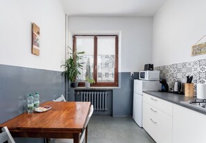 Fridge, microwave, stovetop, coffee/tea maker - Urzędnicza Homely Apartment (Kraków)