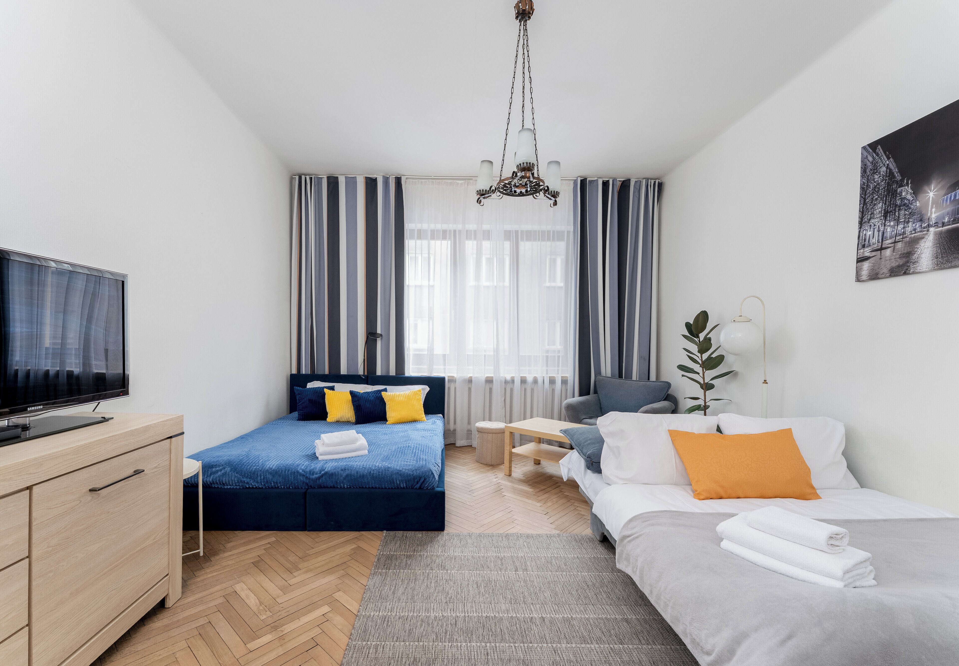 Tabla de planchar con plancha, wifi y ropa de cama 