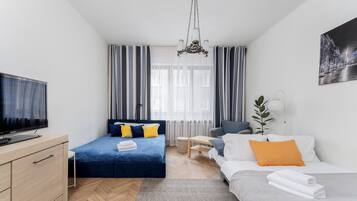 Tabla de planchar con plancha, wifi y ropa de cama