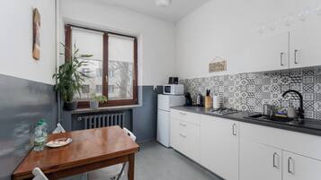 Een koelkast, een microgolfoven, een kookplaat