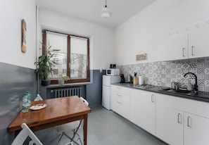 Refrigerador, microondas, placa de cocina, cafetera/tetera