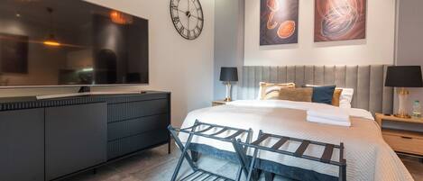 Iron/ironing board, bed sheets