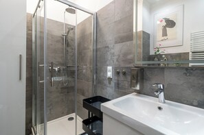 Shower, hair dryer, towels - Gliwice Central Studio (Gliwice)