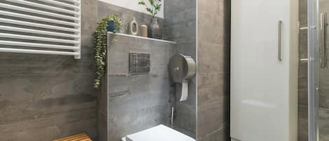 Dusche, Haartrockner, Handtücher
