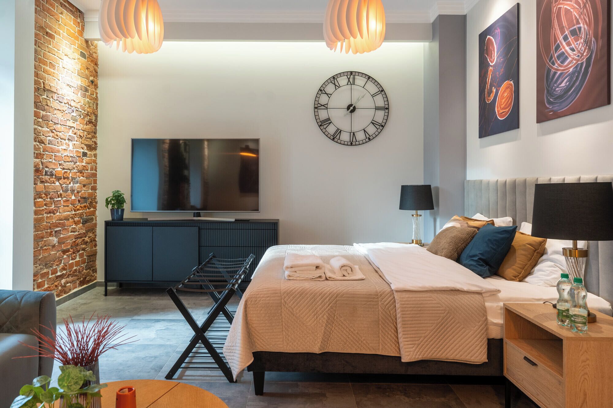 Tabla de planchar con plancha y ropa de cama 