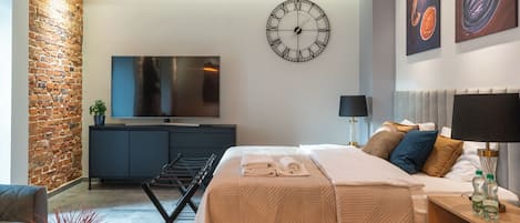 Tabla de planchar con plancha y ropa de cama