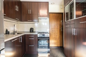 Jääkaappi, uuni, liesi, astianpesukone