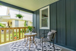 Terrace/patio - Hickory House: Cozy 1bd/1bth condo in vibrant Chattanooga's North Shore. (Chattanooga)