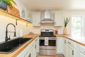 Fridge, microwave, oven, stovetop - Hickory House: Cozy 1bd/1bth condo in vibrant Chattanooga's North Shore. (Chattanooga)