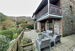 Terrace/patio - Langunnett Cottage is on the edge of the charming coastal town of Looe (Looe)