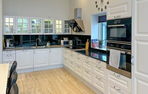Fridge, microwave, stovetop, dishwasher - Gorgeous home in Augustenborg with WiFi (Augustenborg)