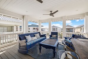 Outdoor dining - 🌅 Outdoor Oasis - Grill & TV | Private Beach | Bikes | Resort Pool ⛱️ (Seacrest beach)