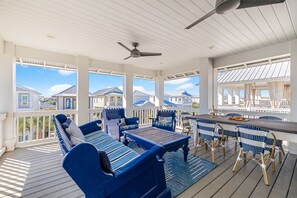 Outdoor dining - 🌅 Outdoor Oasis - Grill & TV | Private Beach | Bikes | Resort Pool ⛱️ (Seacrest beach)