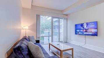 Luxury Suite, 1 Bedroom, Balcony, City View | Living area