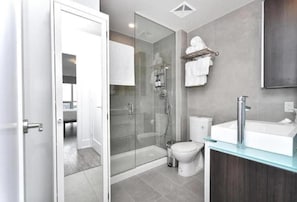 Luxury Suite, 1 Bedroom, Balcony, City View | Bathroom | Shower, hair dryer, towels, soap - Toronto Icon Suites - CN Tower Downtown (Toronto)