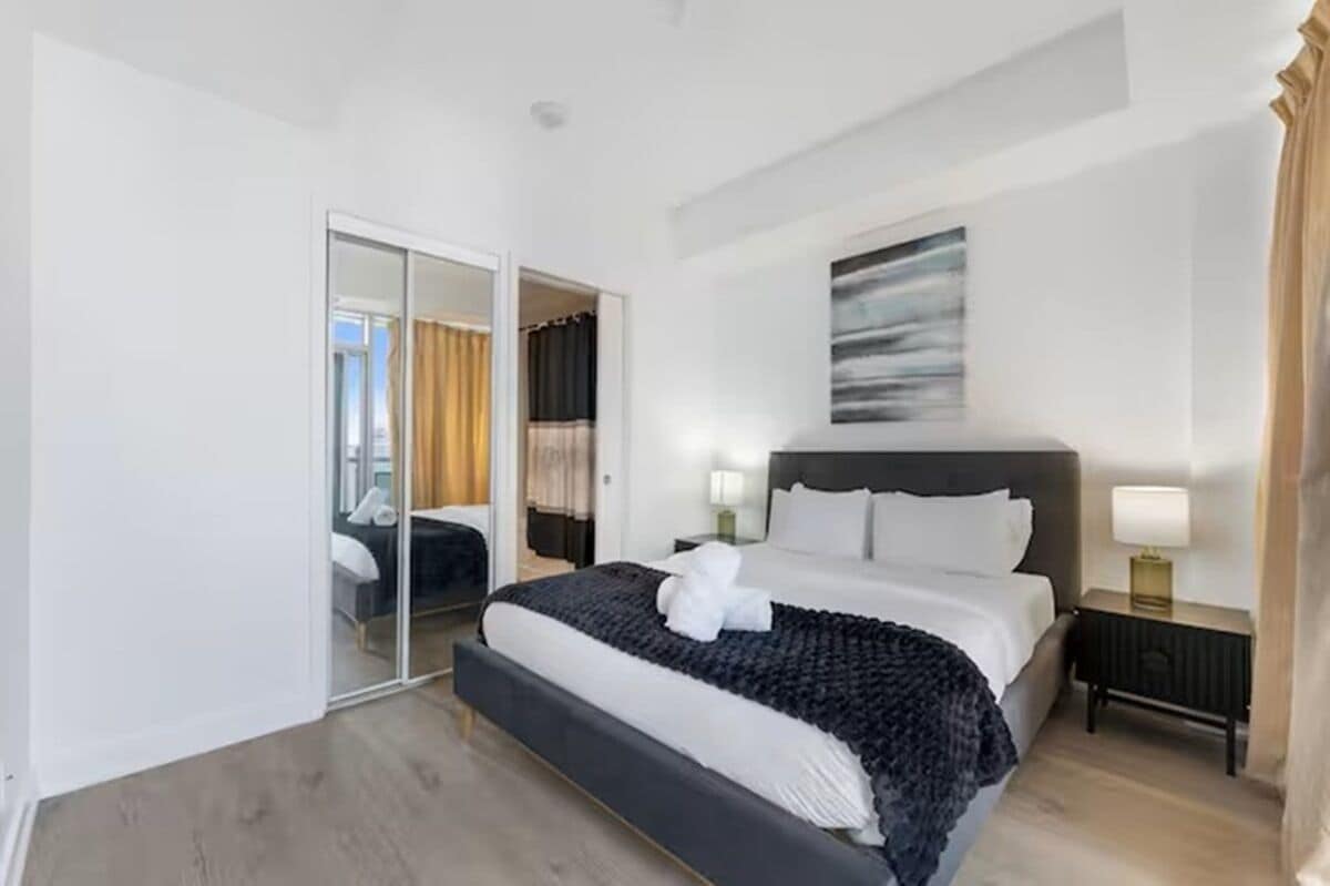 Familie suite, 3 slaapkamers, balkon, uitzicht op stad | Een strijkplank/strijkijzer, gratis wifi
