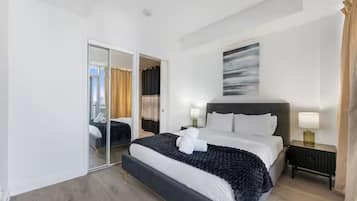 Familie suite, 3 slaapkamers, balkon, uitzicht op stad | Een strijkplank/strijkijzer, gratis wifi