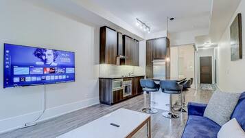 Luxe suite, 1 slaapkamer, balkon, uitzicht op de stad | Woonruimte