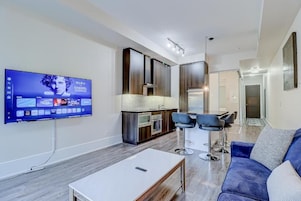 Luxury Suite, 1 Bedroom, Balcony, City View | Ruang tamu