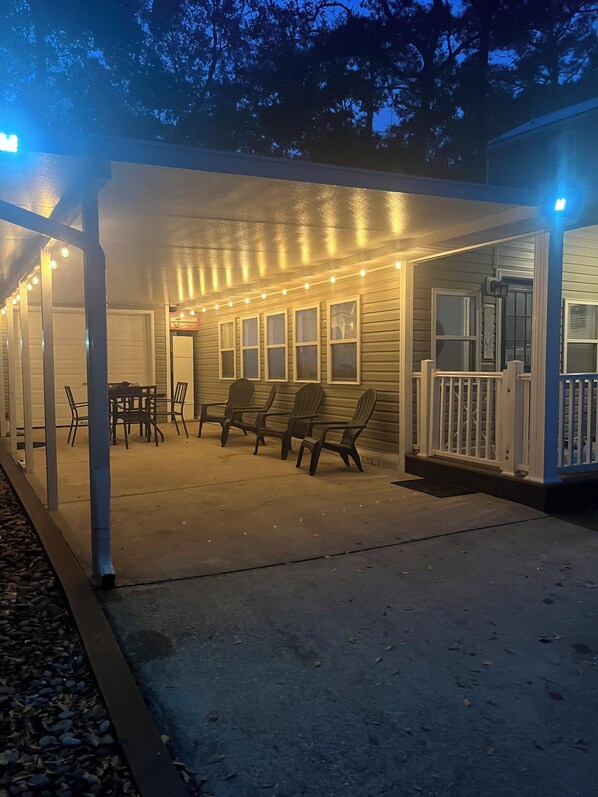 Outdoor dining - Family-Friendly 2 BR Home in Ocean Lakes/ Walk to Beach and Amenities! (Myrtle Beach)