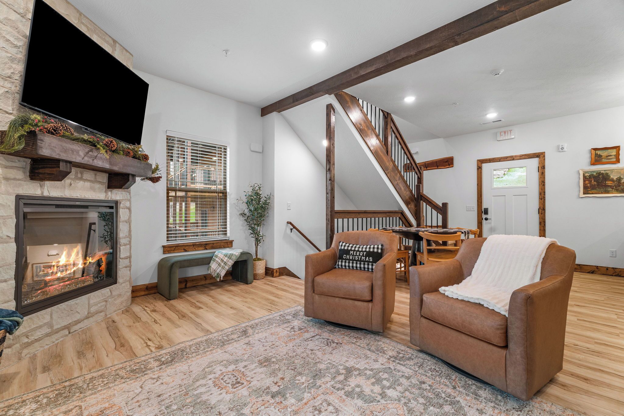 Smart-TV, Kamin, Videospiele, Bücher