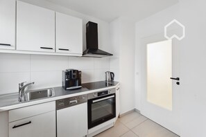 Microondas, horno, placa de cocina, lavavajillas