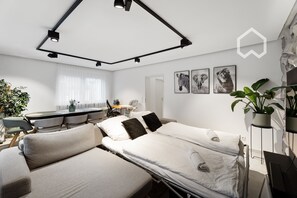 4 habitaciones, tabla de planchar con plancha, wifi y ropa de cama 