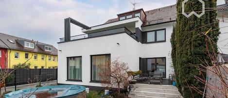 المنشأة من الخارج