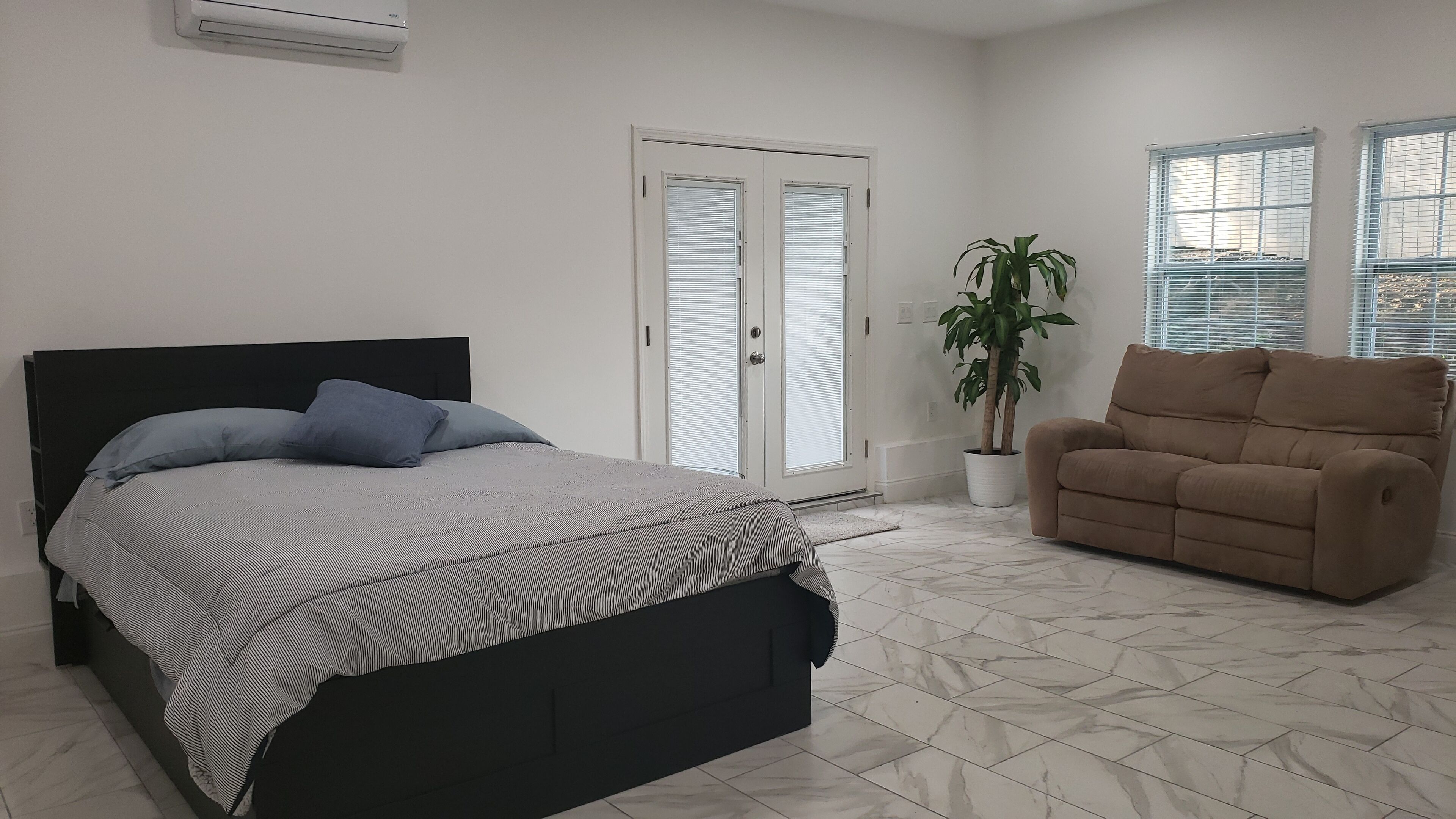 Tabla de planchar con plancha, wifi y ropa de cama 